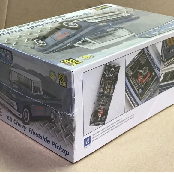 NWT Revell '66 Chevy Fleetside Pickup 1:25 Scale Plastic Model Kit - Picture 9 of 12